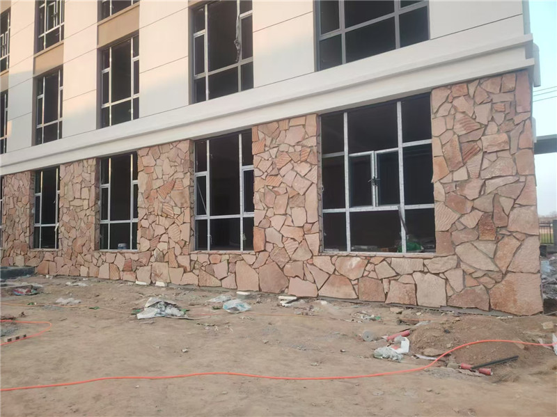 通道墙面 粉砂岩碎拼石 粉红色蘑菇石 天然乱形石片厂家