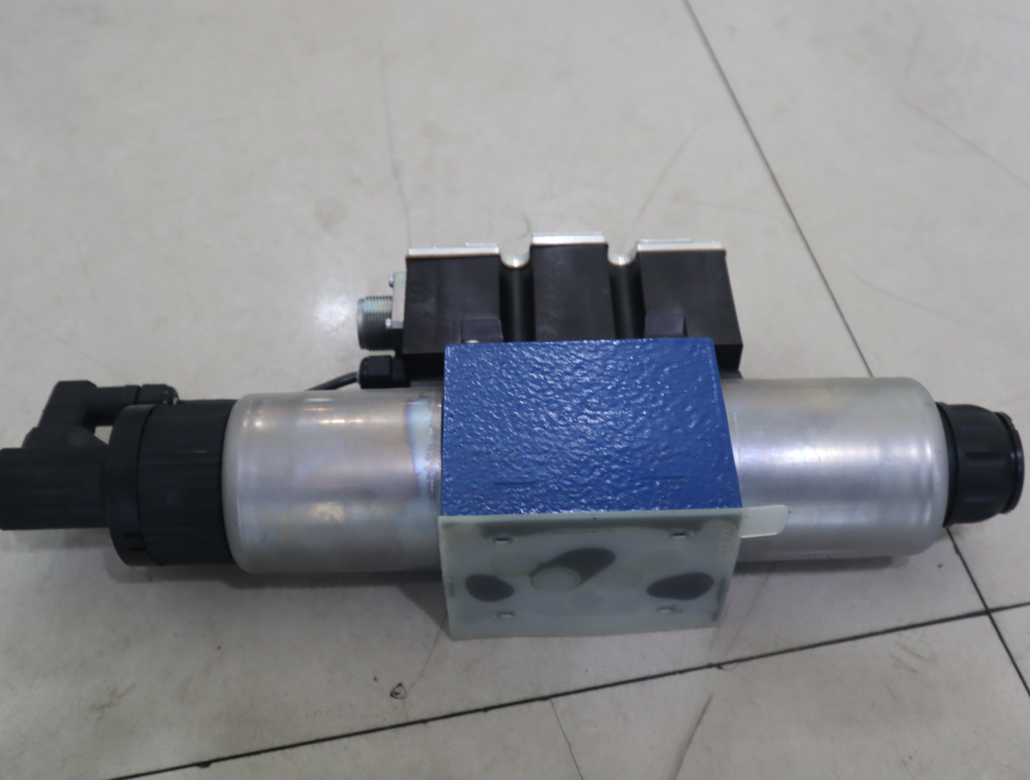 R900927230 4WREE10E75-23/G24K31/A1V 德国力士乐REXROTH比例阀