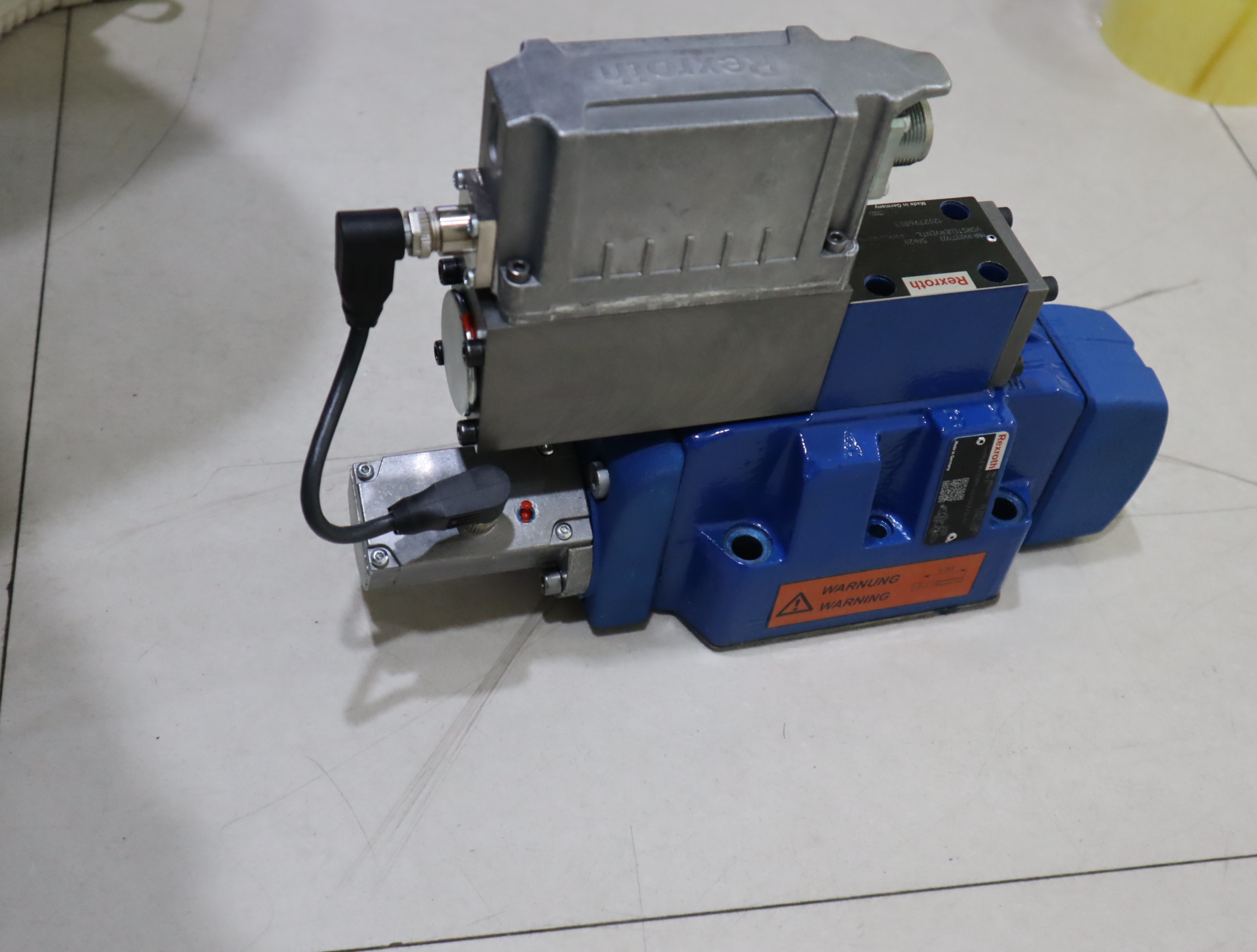 R901377922 4WRLE16V-42/A1M 德国力士乐REXROTH比例阀