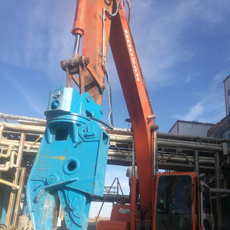 挖掘机加装拆车剪压车架 变身报废汽车拆解机