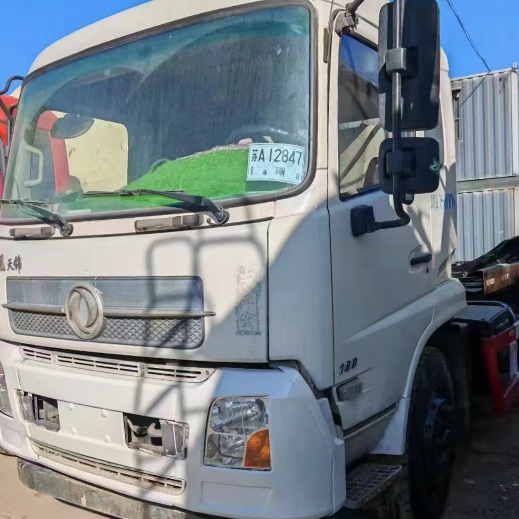 21年国五东风天锦背罐车，180马力康明斯发动机 