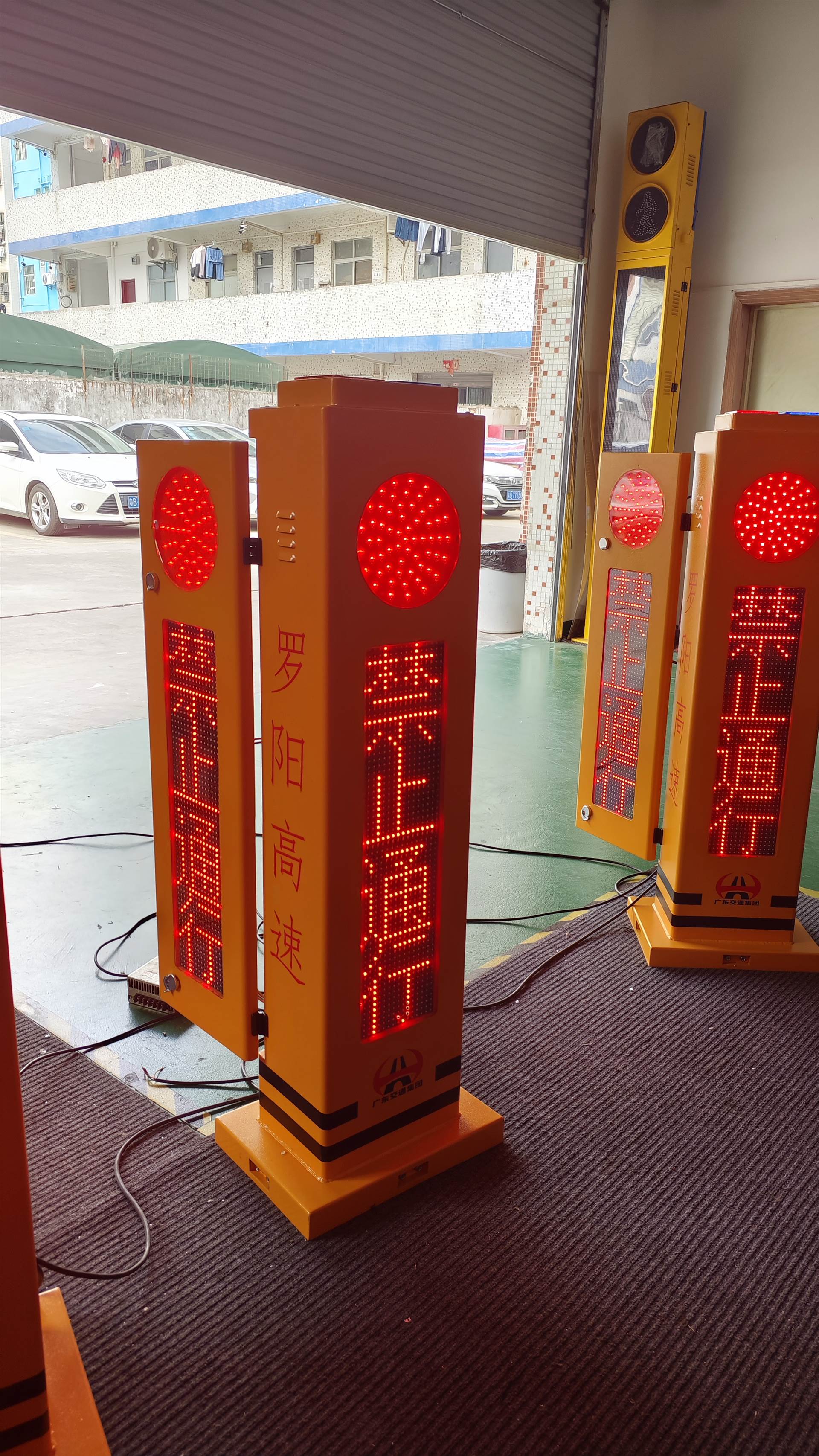 智慧高速预警提示桩