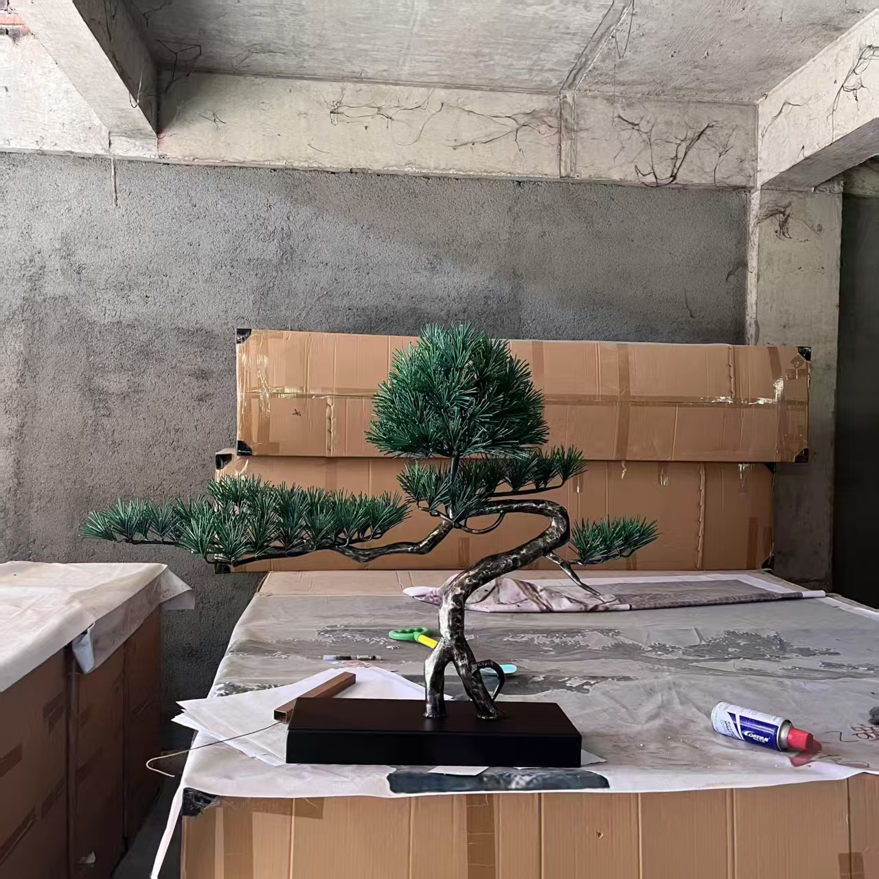 不锈钢松树雕塑，形象生动逼真