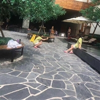 走廊尽头 不规则青石板碎拼石 黑石英文化石片岩 乱形石板厂家