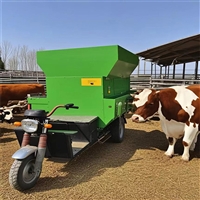 电动三轮饲料撒料车 养牛饲草料喂料车 养殖场省力投料车