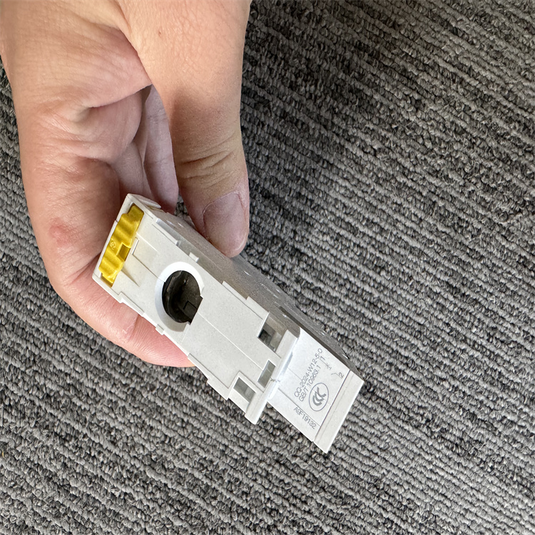 A9F19132施耐德小型断路器IC65N 1P D32A微型原装