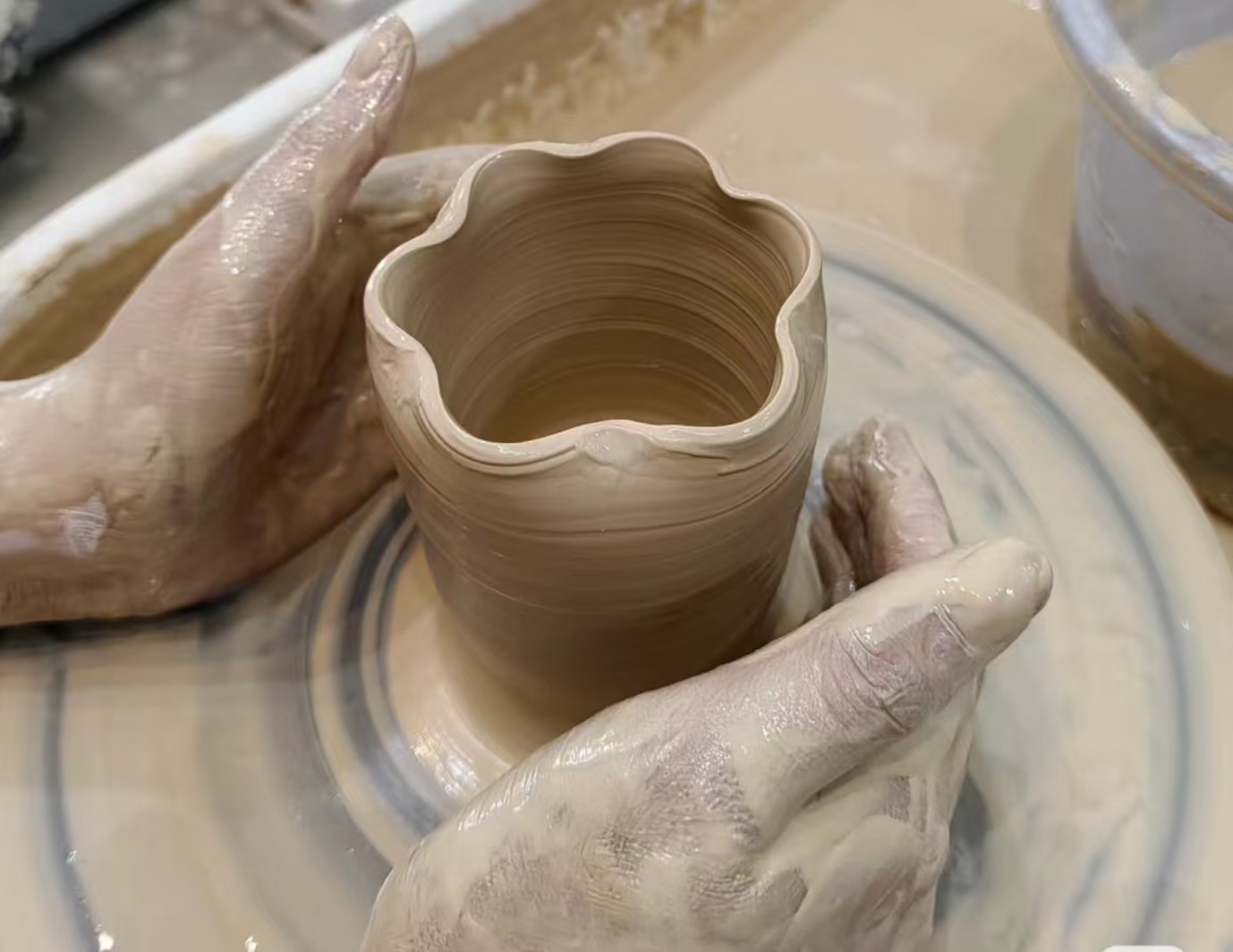 粘土是一种细粒的土壤材料，用于手工艺制作、工业填料、催化剂等