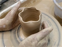 粘土是一种细粒的土壤材料,用于手工艺制作、工业填料、催化剂等