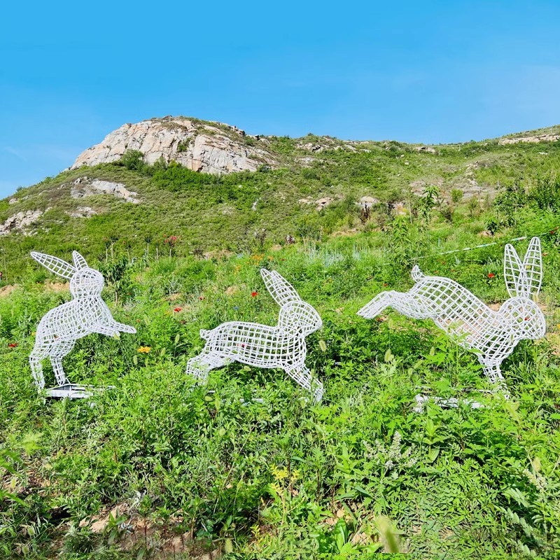 不锈钢丝网格兔子雕塑，生动雀跃