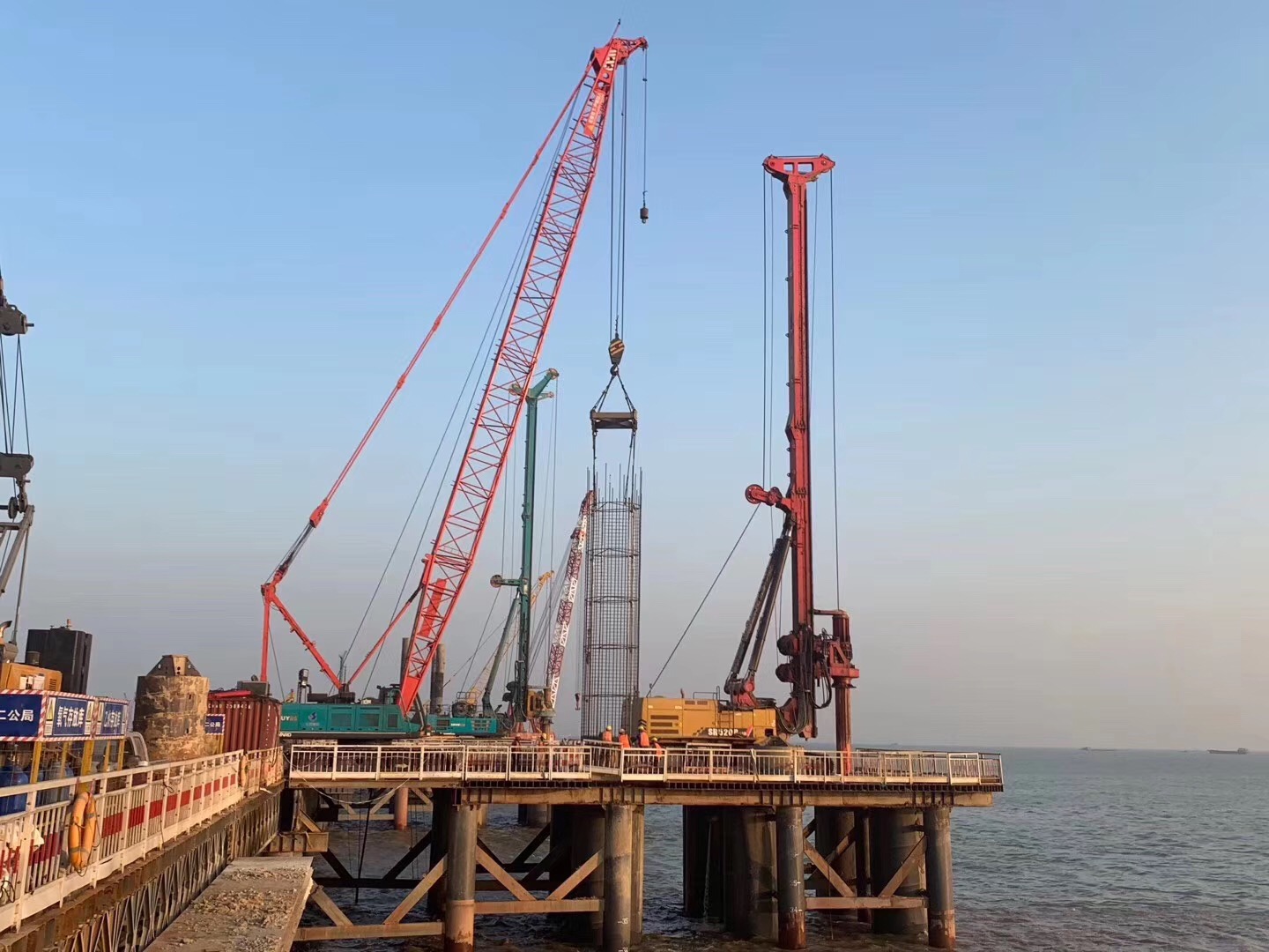 旋挖机专用膨润土在钻井中造浆可以防止井壁掉块坍塌及堵漏等作用