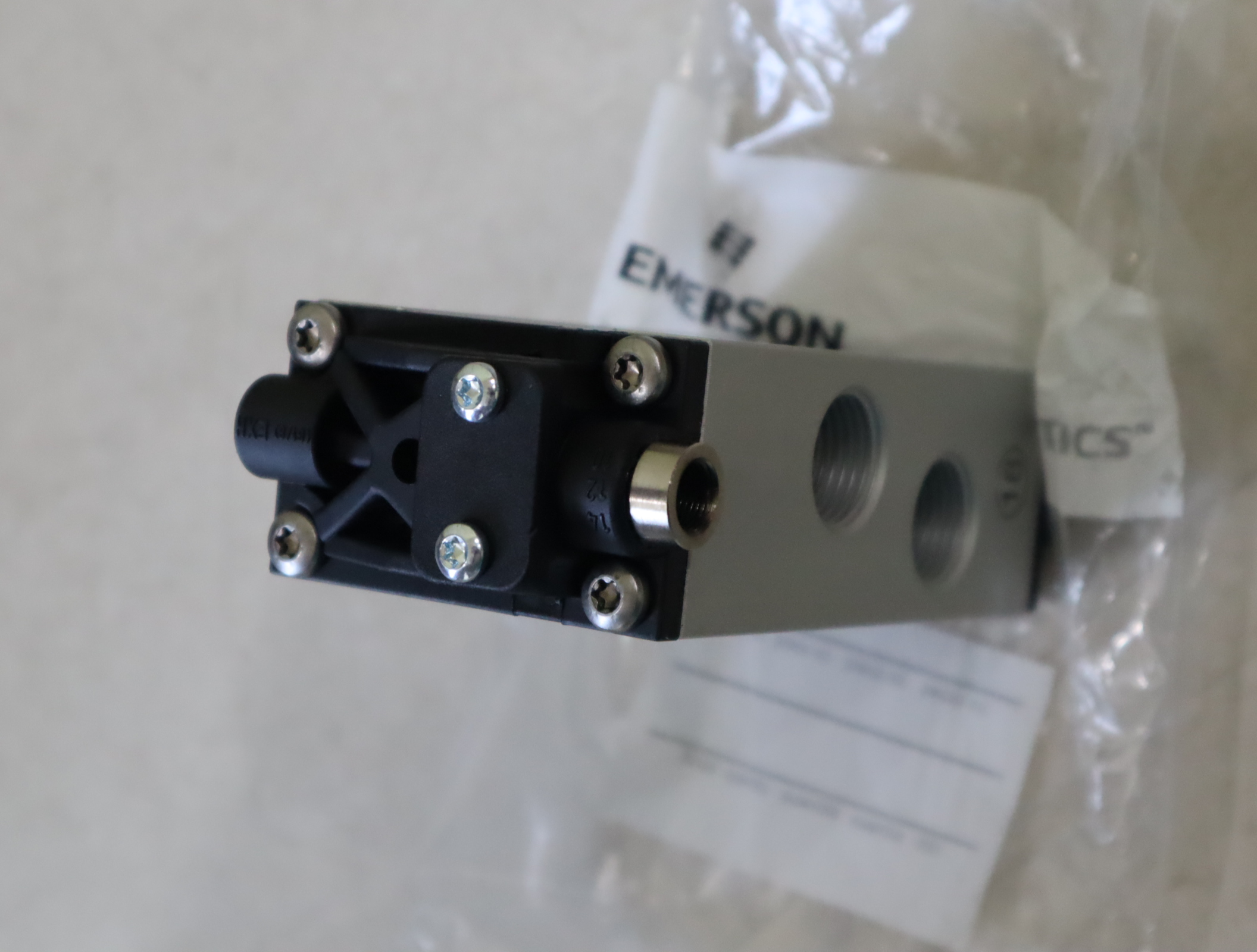 5711100300 R412010767 德国安沃驰AVENTICS 气动元件