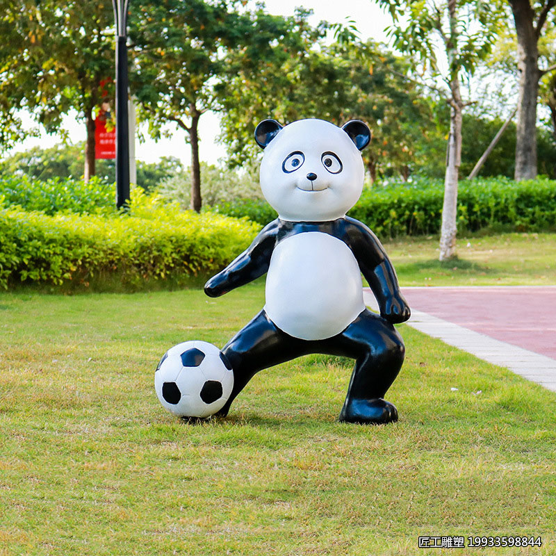 玻璃钢踢足球造型熊猫动物装饰雕塑