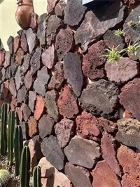 图书馆 火山岩片石铺贴 红色火山石碎拼 红褐色洞石板材