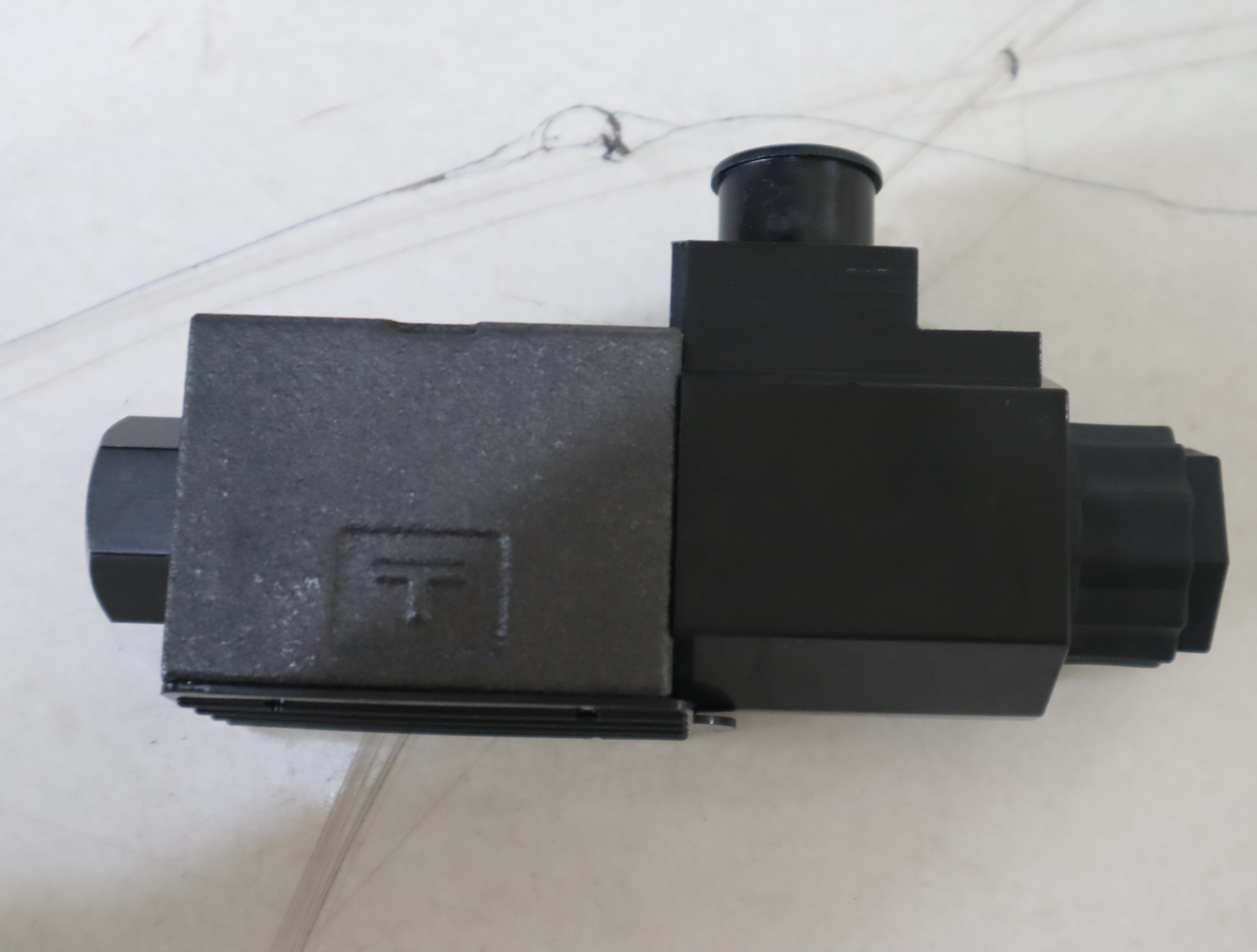 DSG-01-2B2-D24-N0 51T 日本油研YUKEN电磁阀