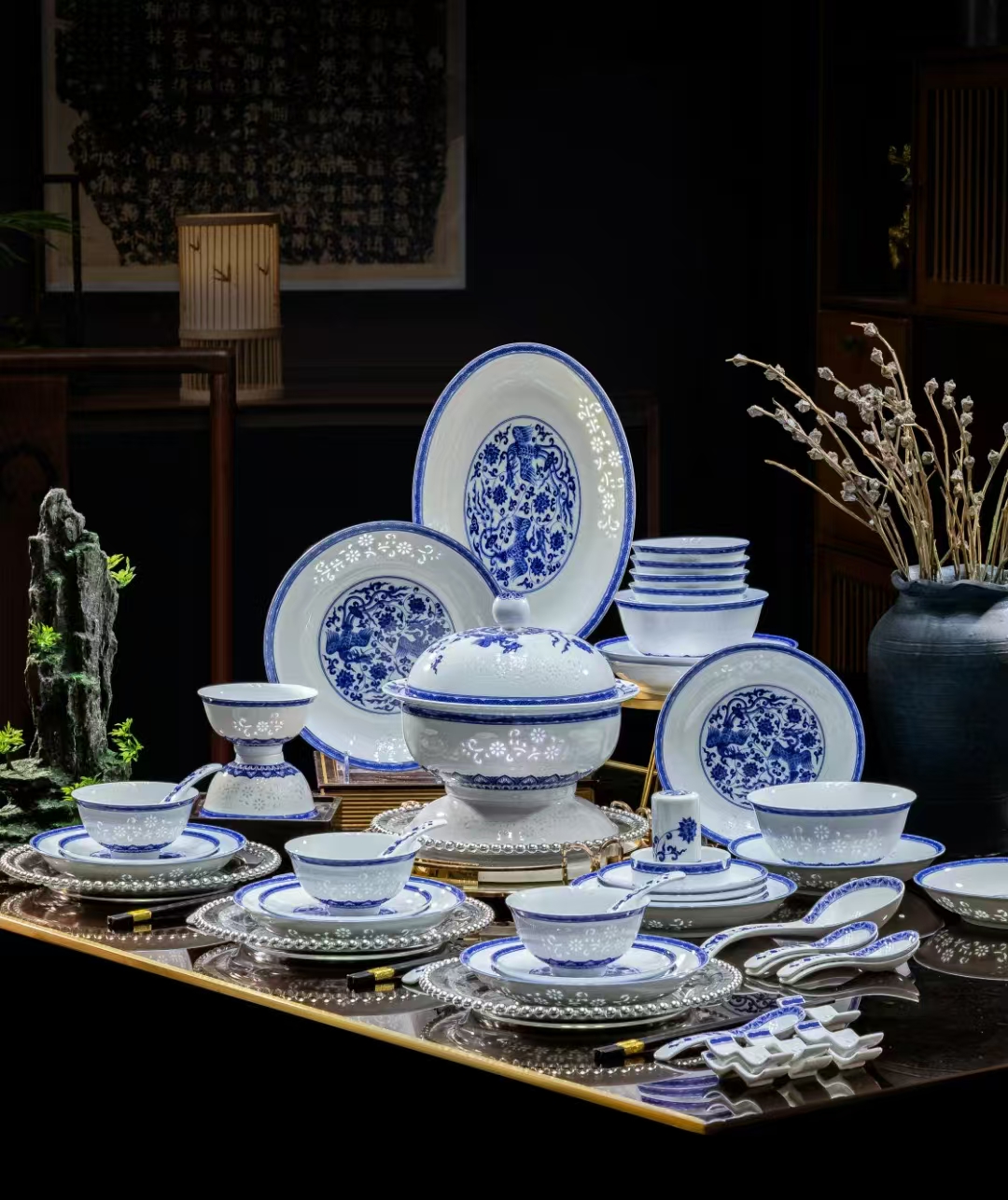 经典景德 镇青花玲珑碗碟家用中式釉下彩高温陶瓷碗盘餐具套装送礼