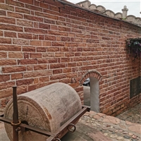 建造景墙 黄红色垒墙石头景观墙 红色砌墙毛石石材 老石板台阶石