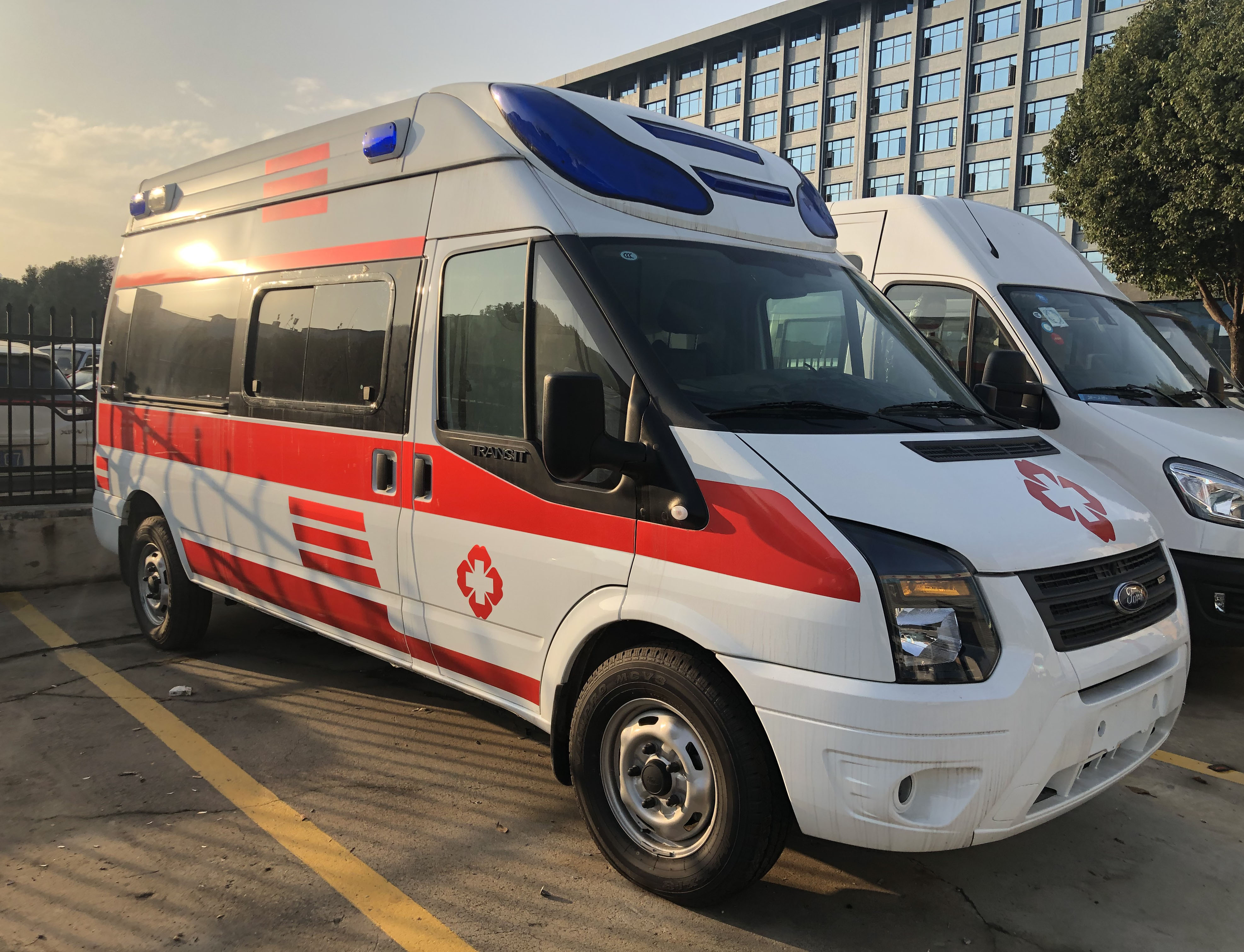 慈溪医护陪同转院-市内紧急转院-就近调度车辆