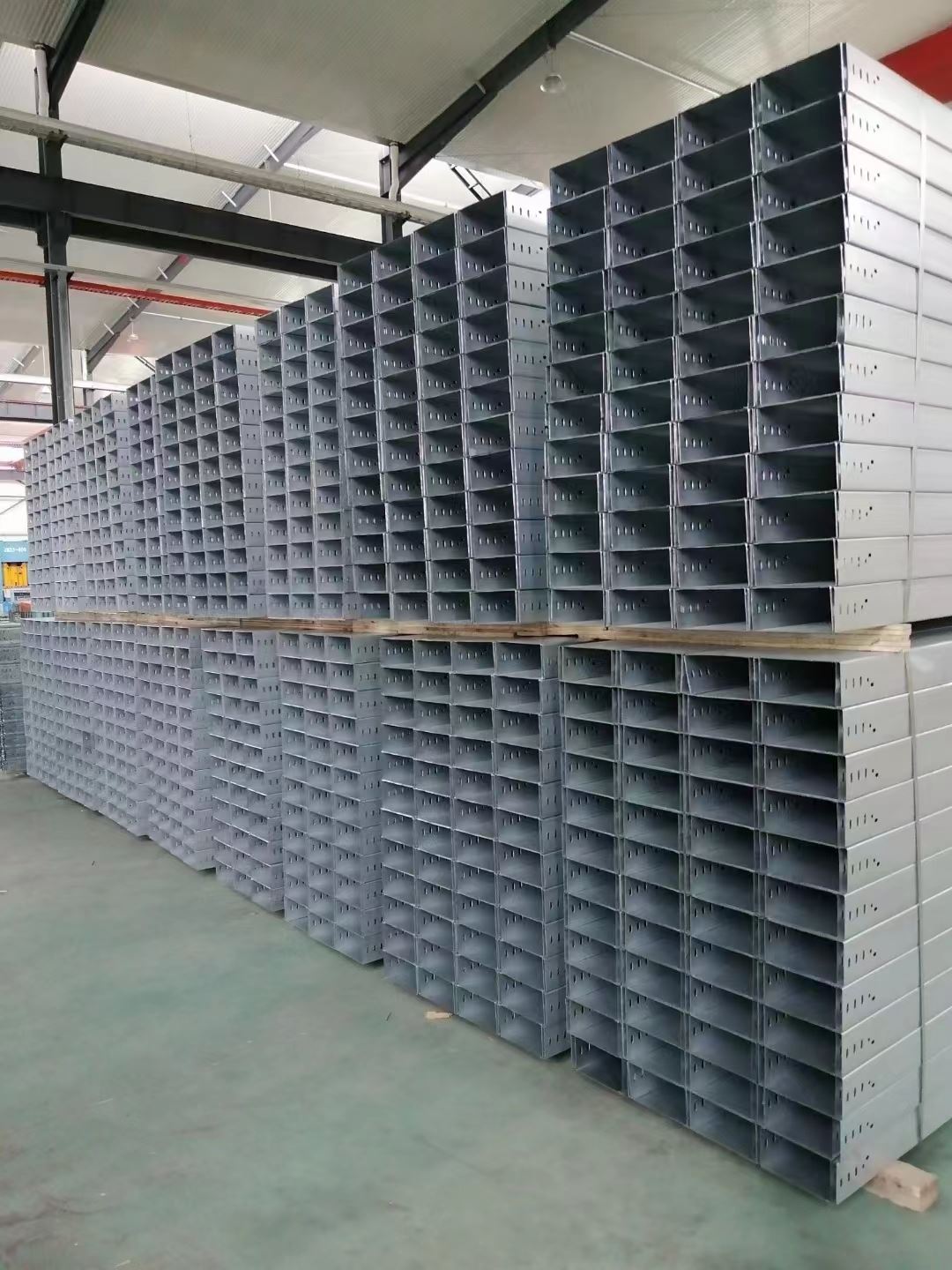 业鑫  梯级式  热浸锌电缆桥架  加厚锌层 国标生产  适用 光伏 化工 服务好