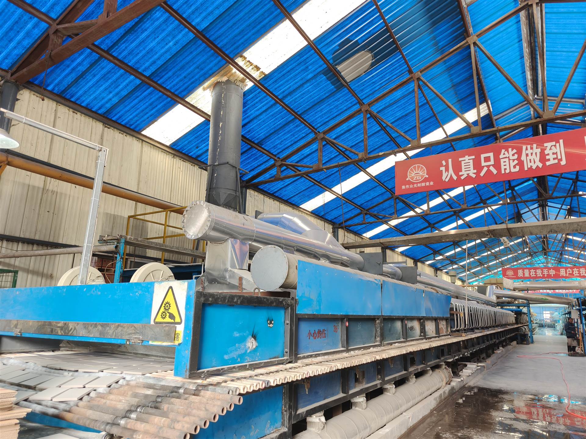 工厂车间地面铺设众光耐酸砖实拍