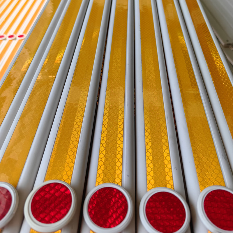 钉固式矿用反光密闭栅栏 四通组合 穿插伸缩 矿用反光密闭栅栏