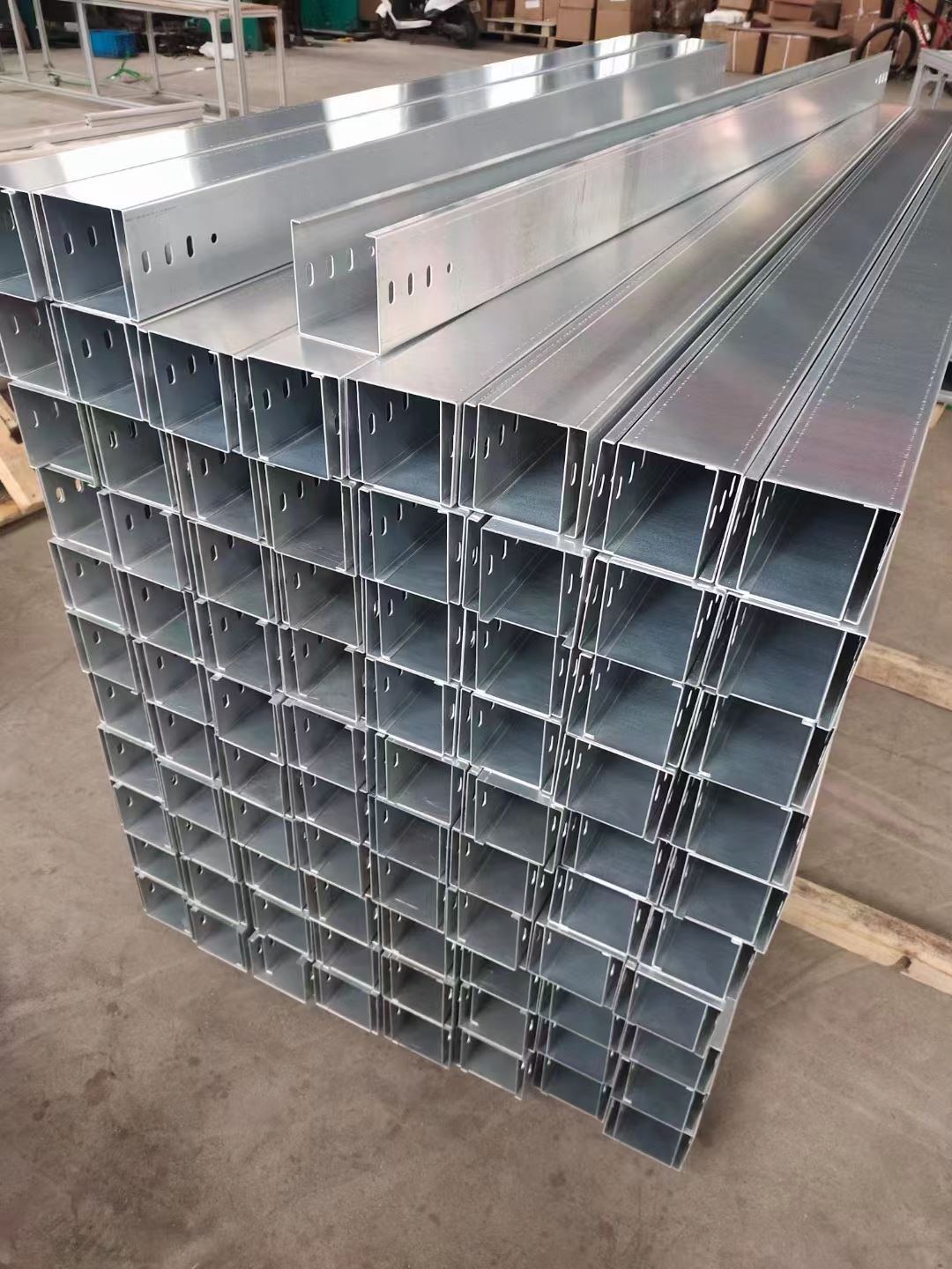 业鑫  槽式  热镀锌电缆桥架  加厚锌层 国标生产  适用 光伏 化工 服务好