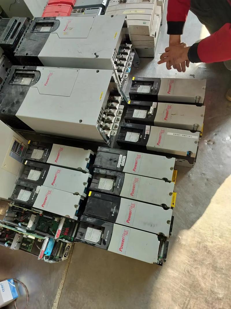 常 州 回收各种品牌的二手变频器 PLC模块电机 交换机 亿兴物资