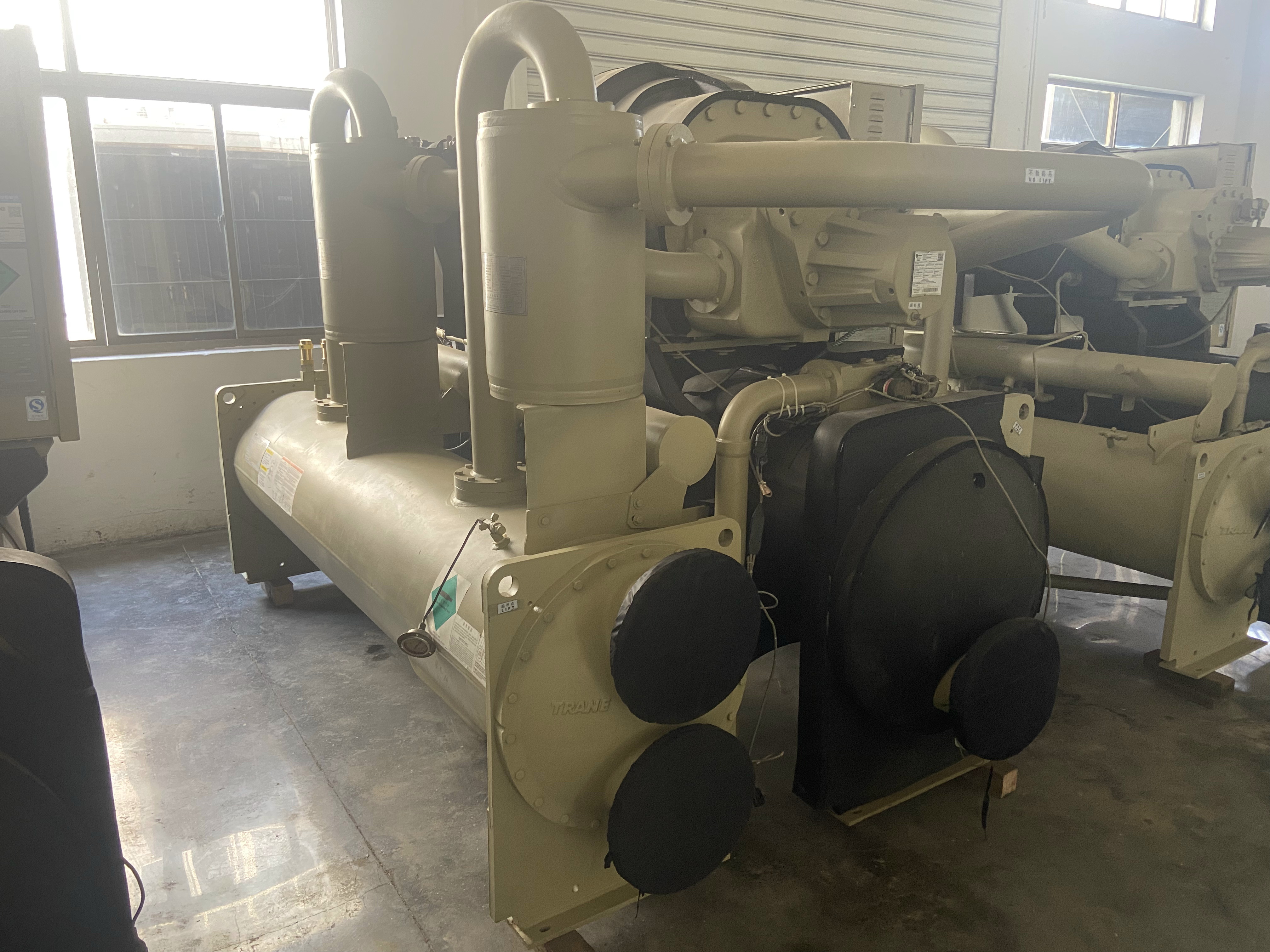 出售二手中央空调特灵螺杆式RTHDD1D1E1制冷设备