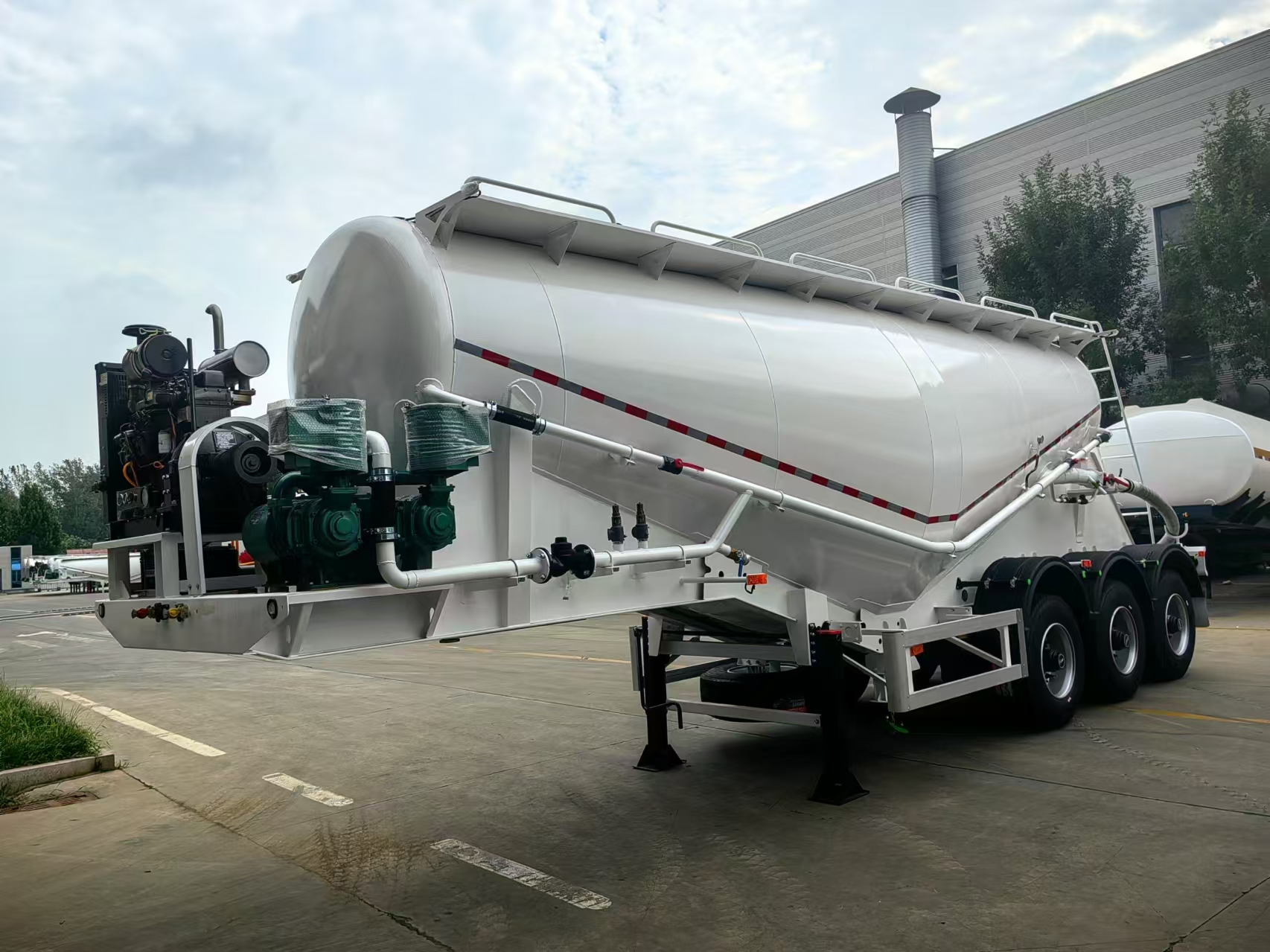 粉罐车图片 粉粒物料运输半挂车今日报价