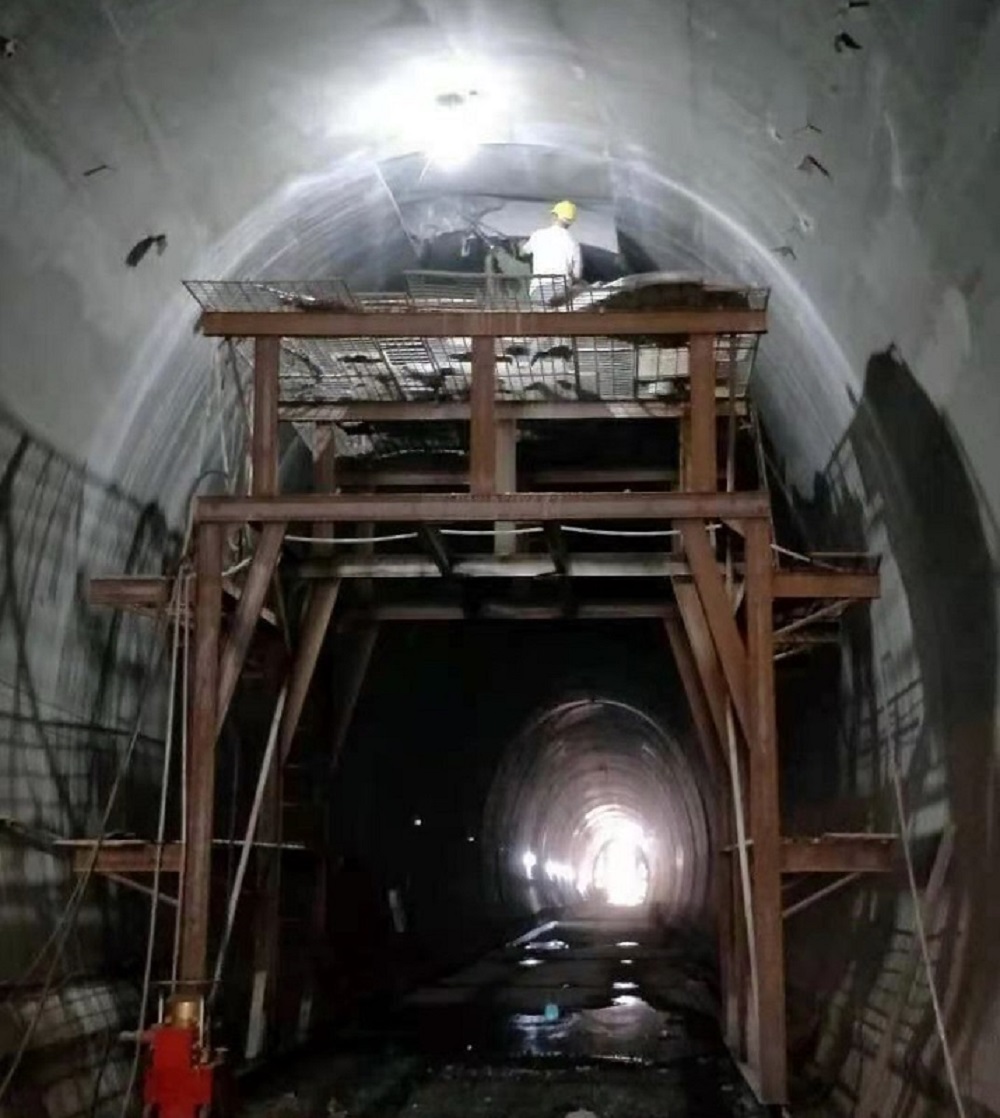 隧道二衬伸缩缝切割