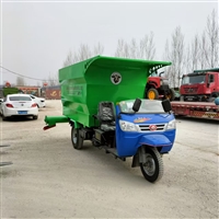 养牛场喂料车 柴油三轮撒草车 机械化饲草料搅拌撒料车