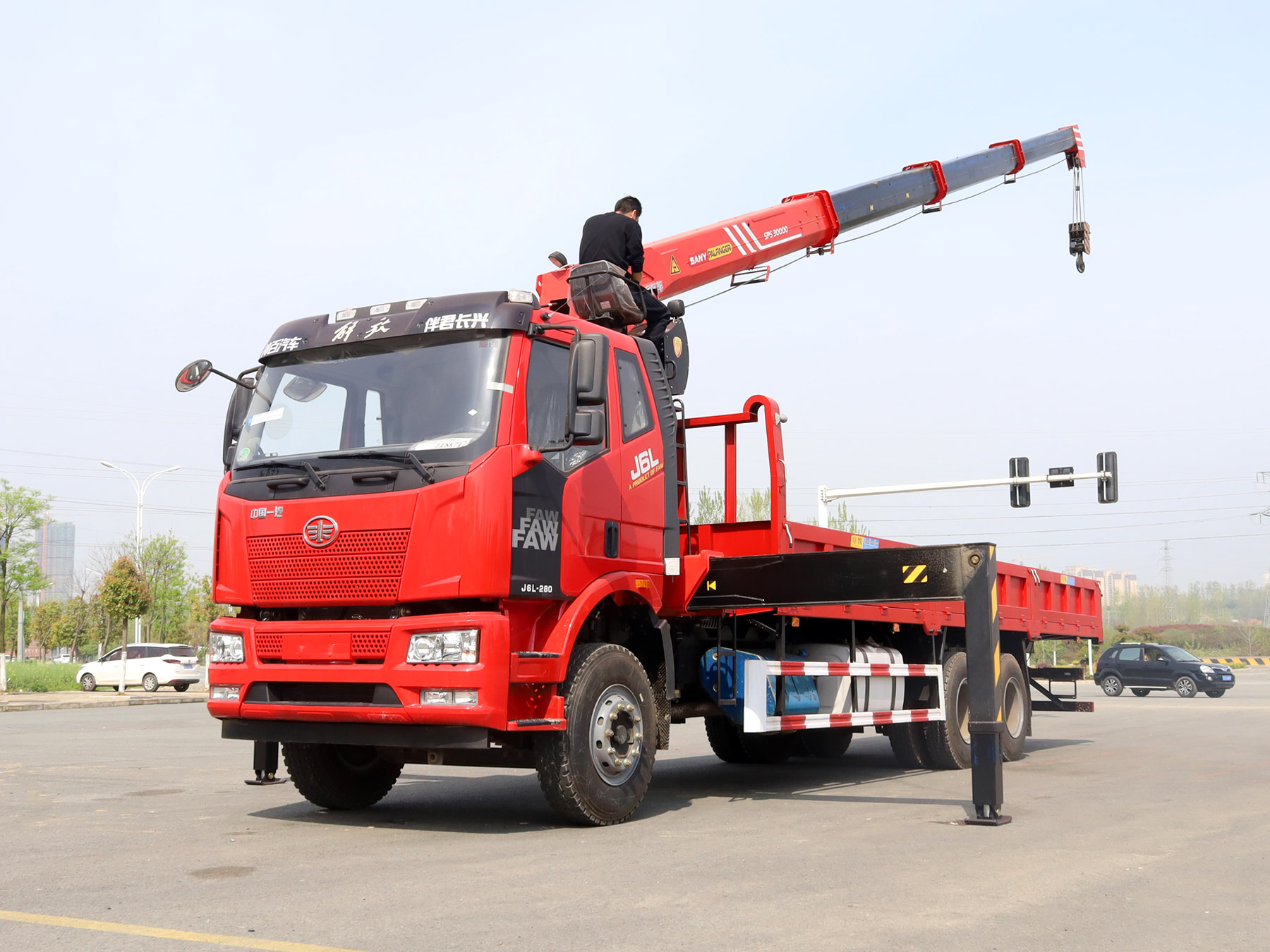 解放J6L后双桥上装三一12吨直臂式吊机随车吊厂家