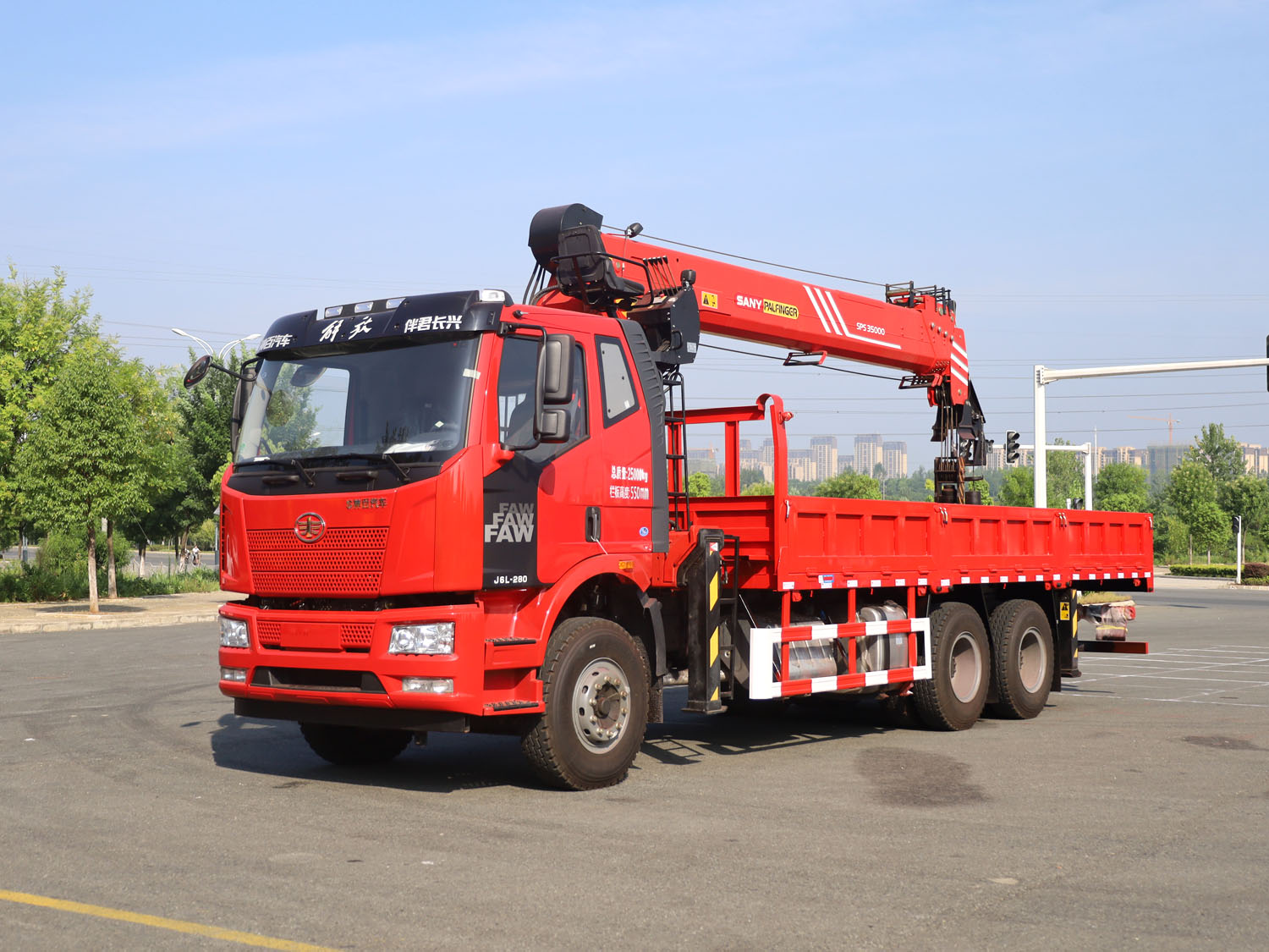 解放J6L后双桥上装三一14吨直臂式吊机短轴距，带副钩