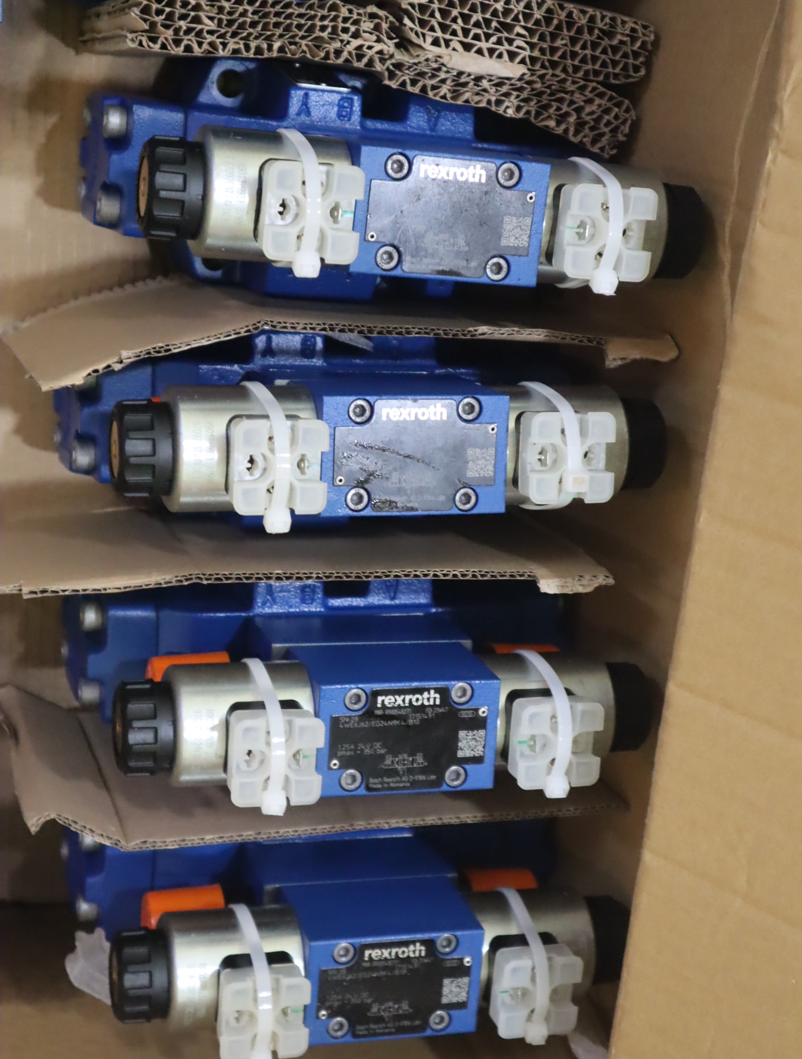 R901320871 4WEH25J68/6EG24N9ES2K4/B10 德国力士乐REXROTH电液阀