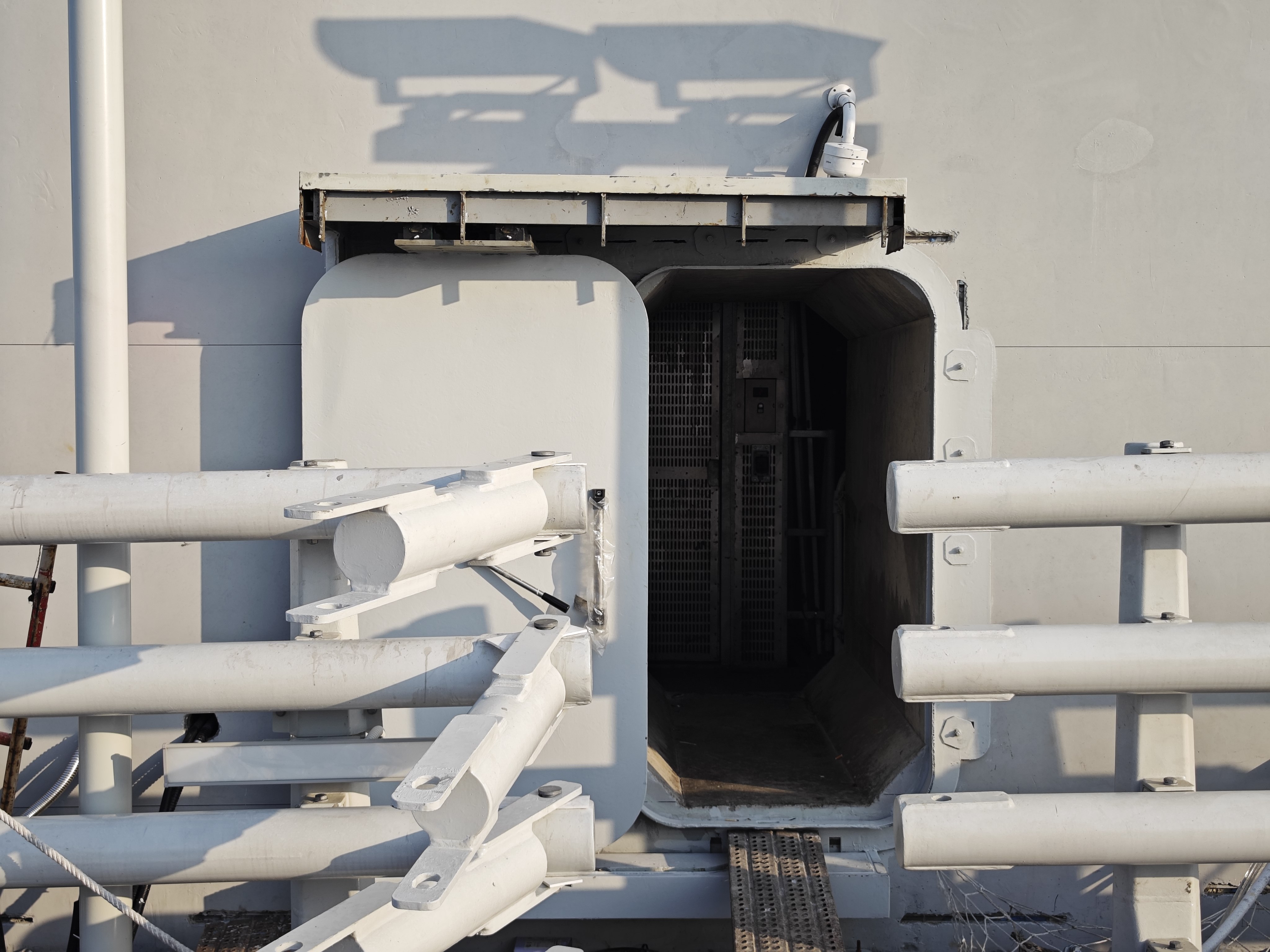 深中通道安装的防风雨门  桥梁水密门   五金配件全为316不锈钢