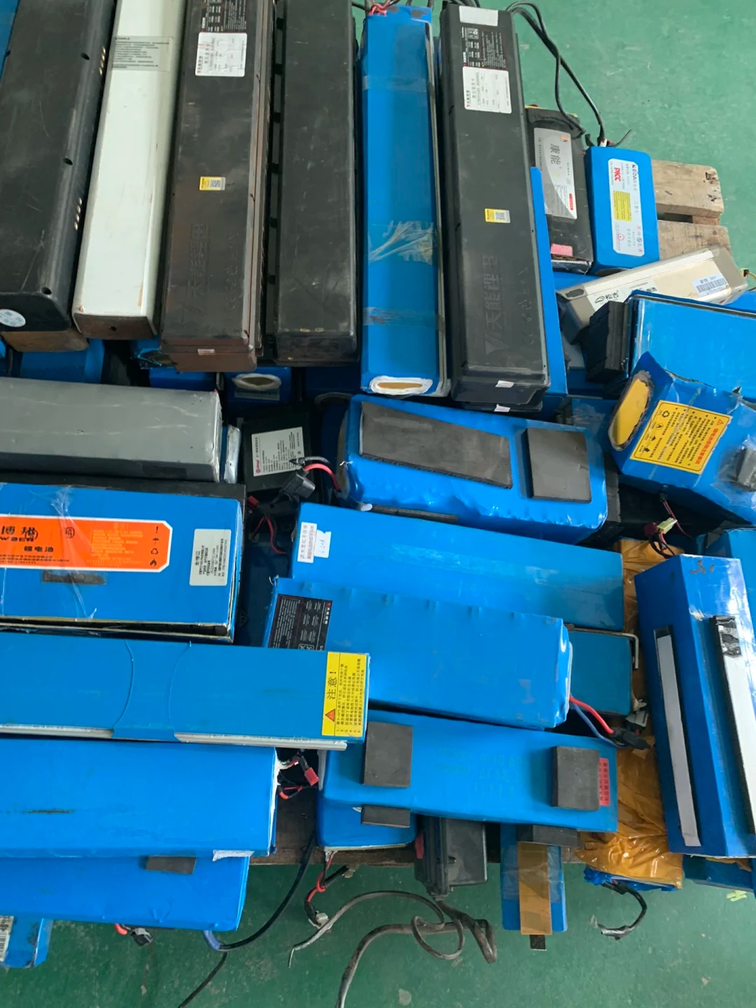 宁 德 时代电池 聚合物电池包收购 方型铁锂动力电池回收看货 亿兴物资
