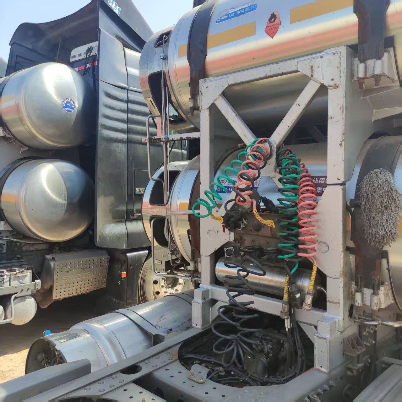 单驱汕德卡LNG国六 440马力 重汽变速箱 气囊桥 2450升