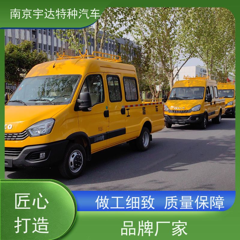 依维柯牌 9座蓝牌工程车 内部空间大 适应各种复杂路况 简单智能