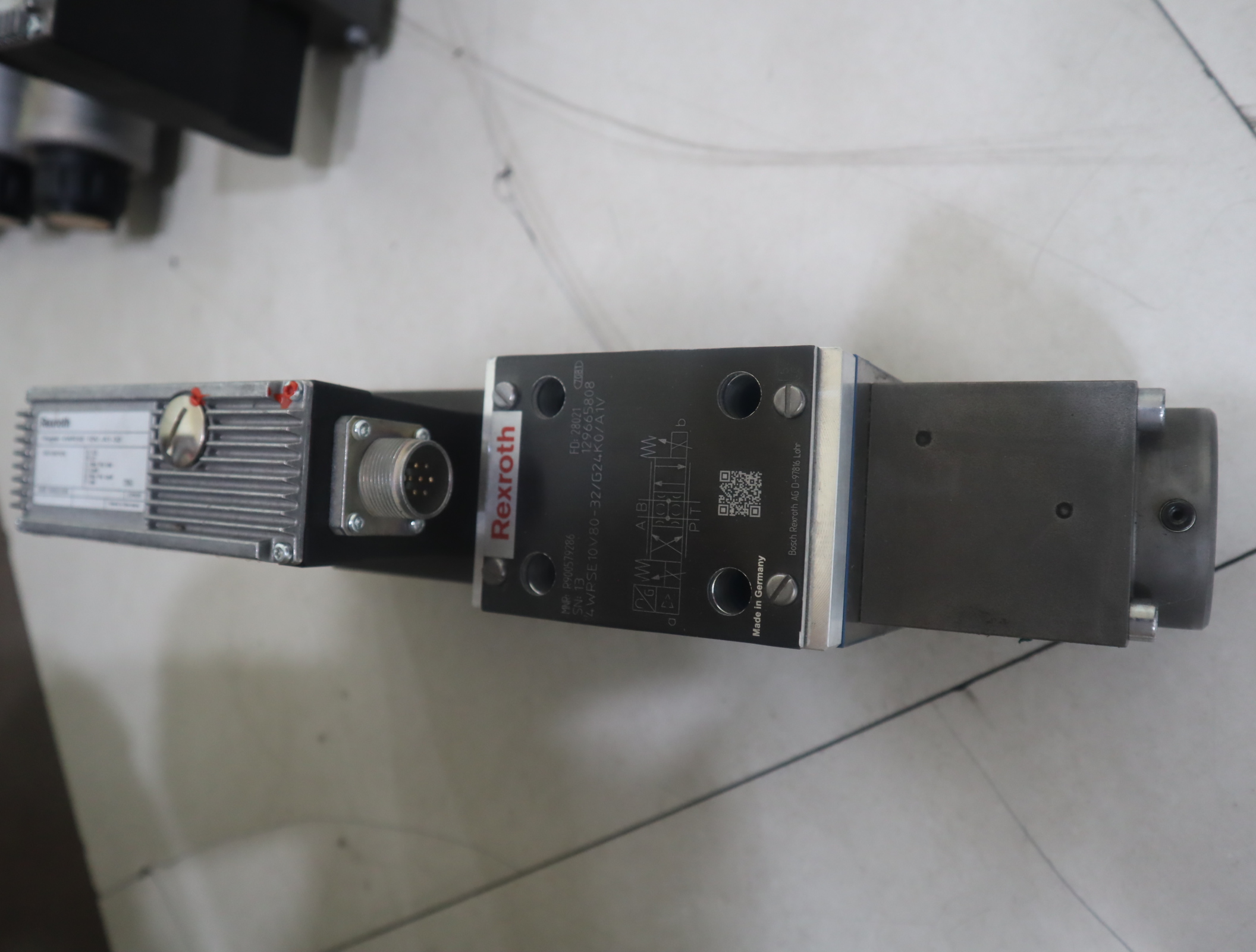 R900579286 4WRSE10V80-32/G24K0/A1V 德国力士乐REXROTH比例阀