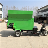 养牛用自动喂料车 三轮电动撒料车 5立方自动饲喂车