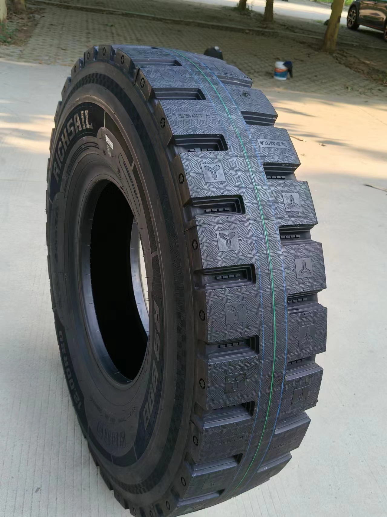 矿山防爆轮胎 1200R20 适用短途 倒短 承载80吨 胎体子口加厚 货到付款
