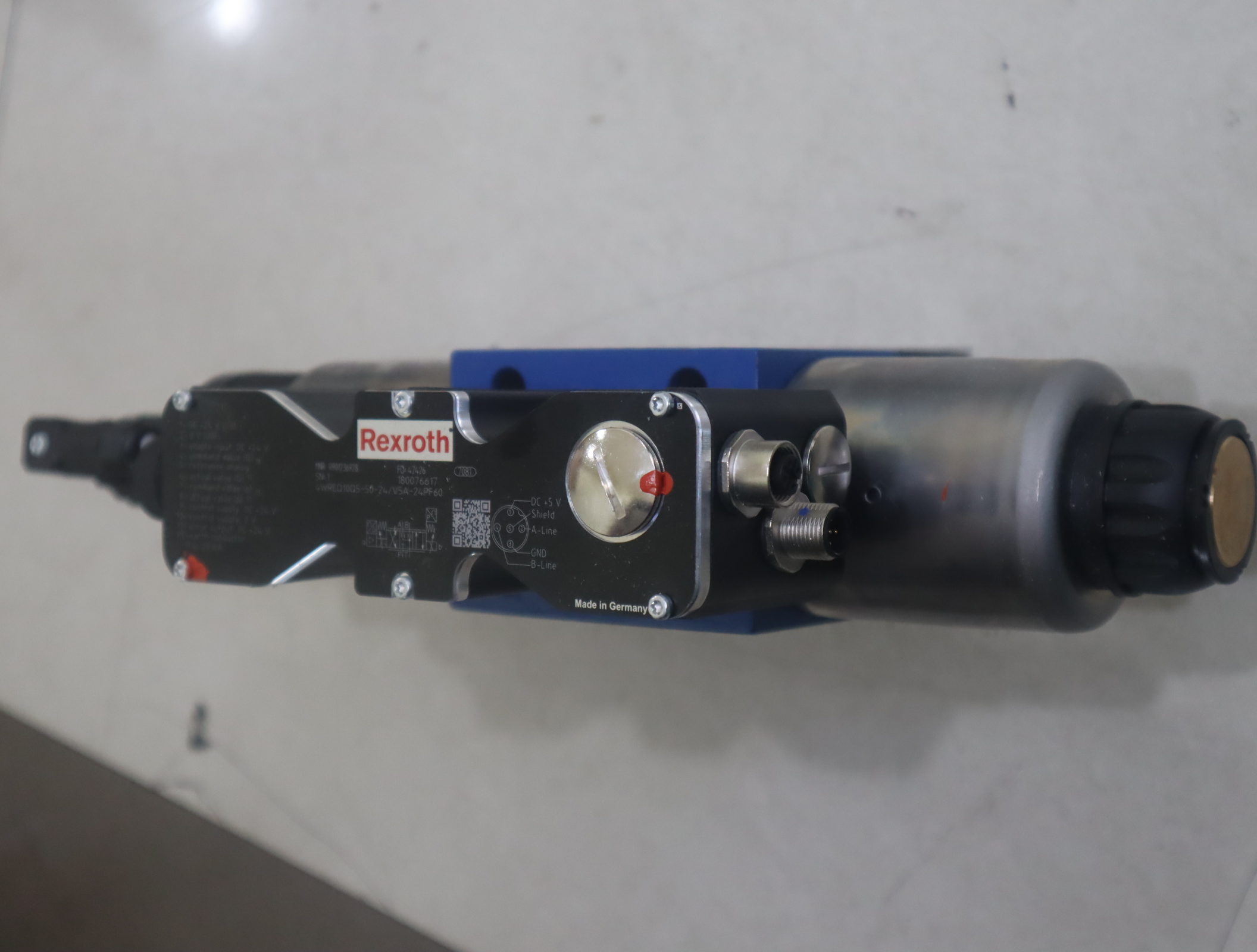 R901236928 4WREQ10Q5-50-24/V5A-24PF60 德国力士乐REXROTH比例阀