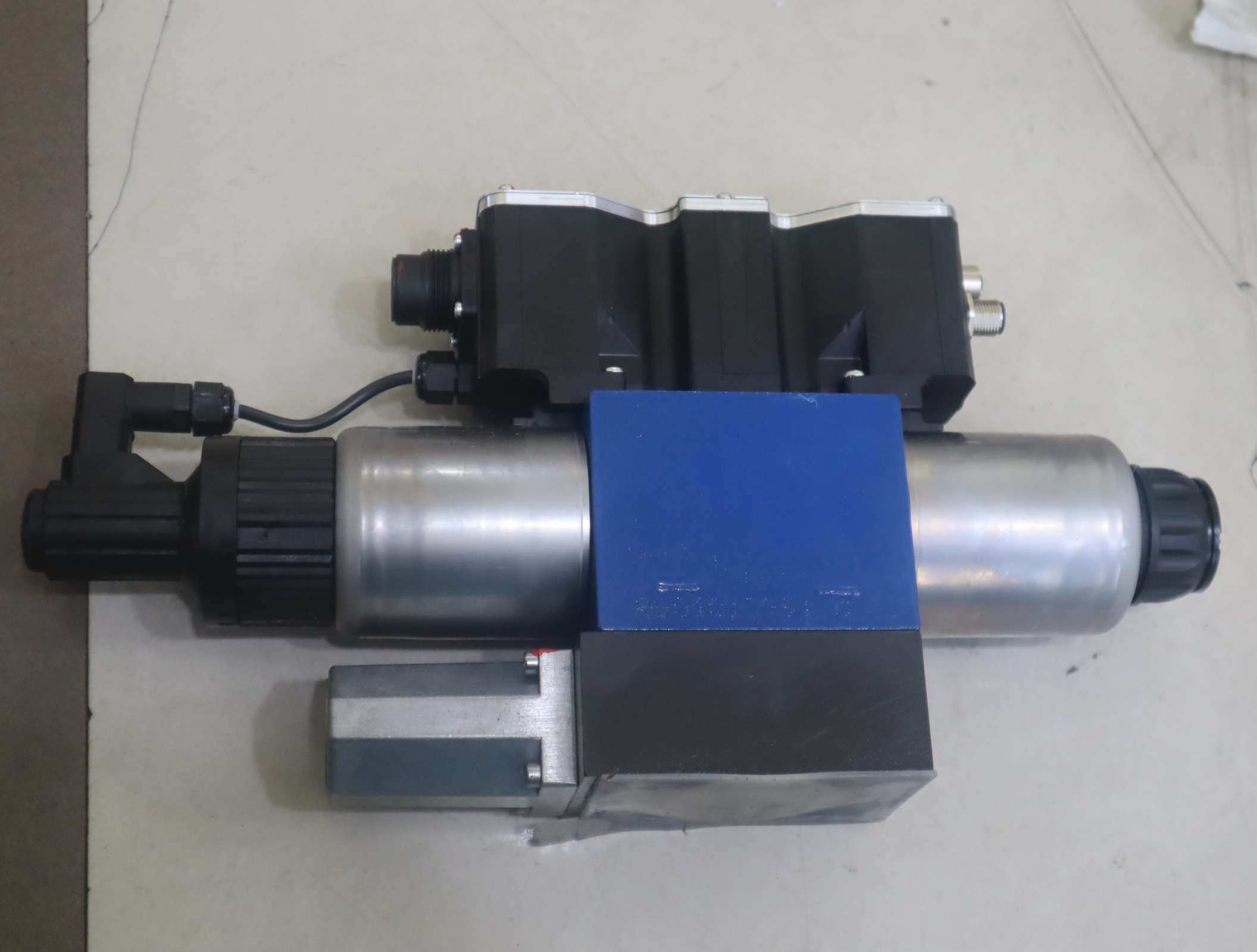 R901236928 4WREQ10Q5-50-24/V5A-24PF60 德国力士乐REXROTH比例阀