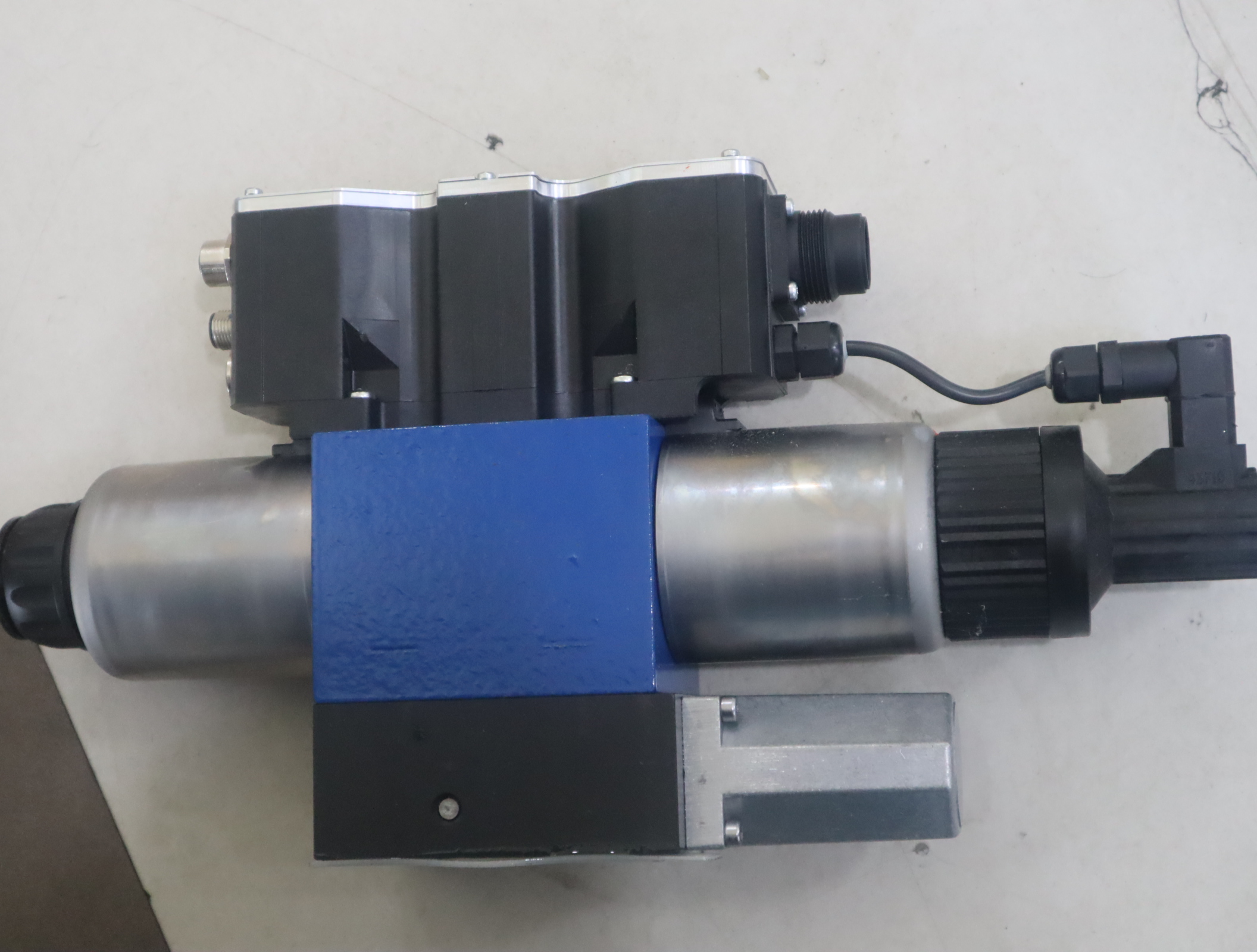 R901236928 4WREQ10Q5-50-24/V5A-24PF60 德国力士乐REXROTH比例阀