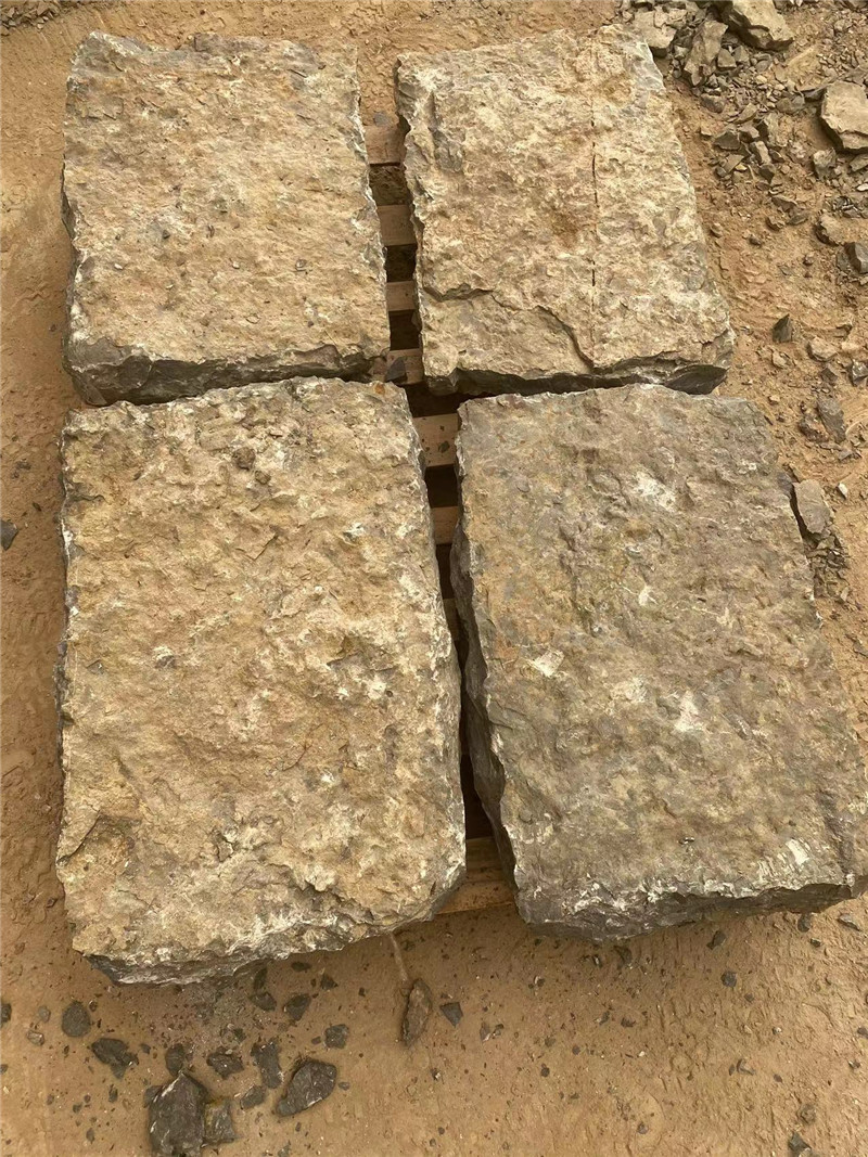 墙面防护 天然片石垒墙石 黄色乱砌石 深灰色毛石块