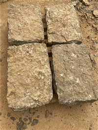 墙面防护 天然片石垒墙石 黄色乱砌石 深灰色毛石块