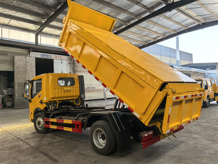 8方猪场用的粪污运输车 自卸式沼渣清运车 碳钢箱体全密封 全国联保