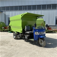 牛羊设备饲料撒料车 小型养殖场饲料投料机  tmr粉碎搅拌撒草机