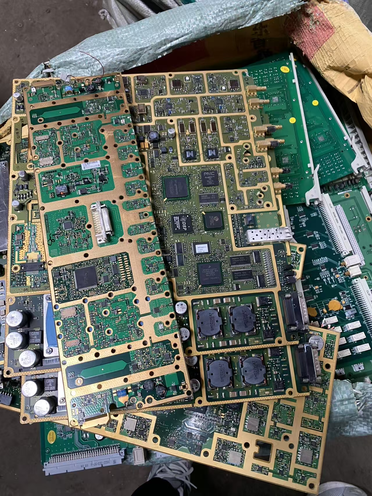 上 海 电子设备线路板回收 服务器电子产品库存收购 亿兴 专员估价