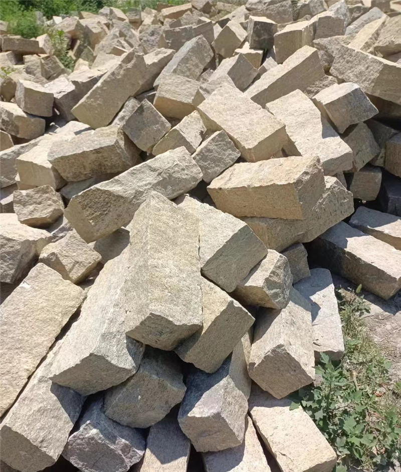 别墅建筑 黄色板岩垒墙石 深灰色毛石块 高粱红砌墙石