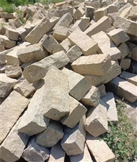 别墅建筑 黄色板岩垒墙石 深灰色毛石块 高粱红砌墙石